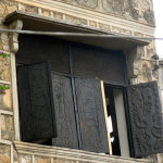 The shutters are carved by Buramaimoh Gbadamosi, a master carver who also worked in stone and was Susanne’s soulamte